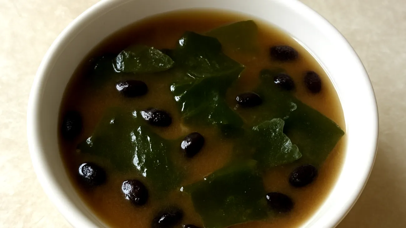 Miso-Suppe mit Wakame-Algen und fermentierten schwarzen Bohnen"