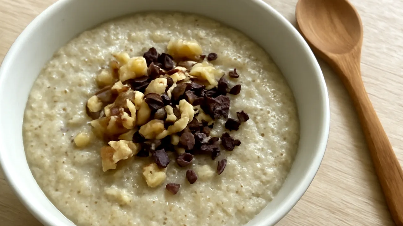 Amaranth-Porridge mit Walnüssen und Kakao-Nibs"
